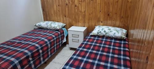 dos camas sentadas una al lado de la otra en una habitación en PazMaria en Los Antiguos