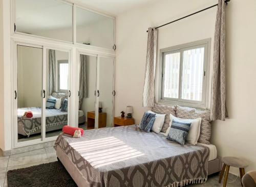 ein Schlafzimmer mit einem großen Bett und einem Spiegel in der Unterkunft Francesca Guest House in Dakar