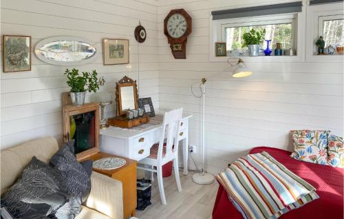 ein Wohnzimmer mit einem Bett und einer Uhr an der Wand in der Unterkunft Amazing Home In Bottnaryd With Wifi in Bottnaryd