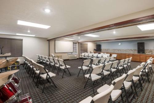 コーラルビルにあるSureStay Plus Hotel by Best Western Coralville Iowa Cityの会議室(椅子、スクリーン付)