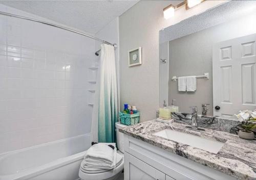Ένα μπάνιο στο Stunning Heated Pool House Close to Tampa