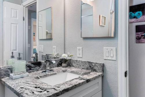 Ένα μπάνιο στο Stunning Heated Pool House Close to Tampa