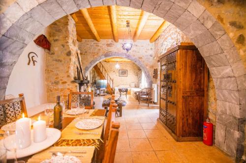 uma sala de jantar com uma mesa num edifício de pedra em Traditional Villa Askyfou em Karés