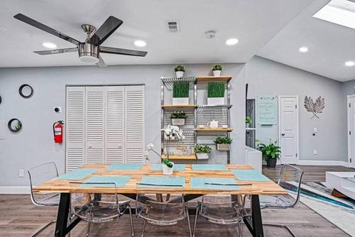 Η κουζίνα ή μικρή κουζίνα στο Stunning Heated Pool House Close to Tampa