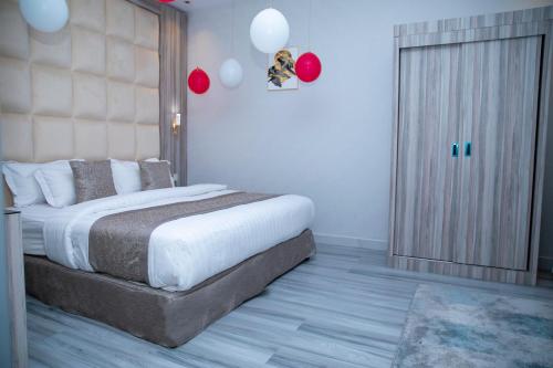 a bedroom with a large bed and a sliding door at فندق روند in Hafr Al Baten