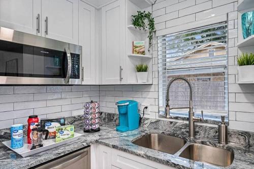 Η κουζίνα ή μικρή κουζίνα στο Stunning Heated Pool House Close to Tampa