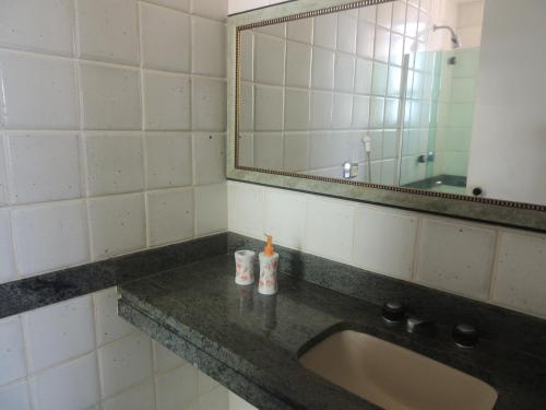 y baño con lavabo y espejo. en Bondai - Praia do Pepe - Barra da Tijuca, en Río de Janeiro