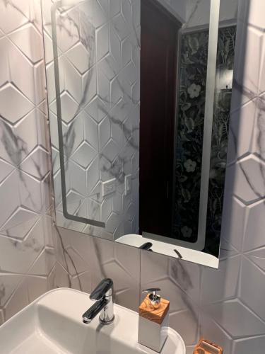 bagno con lavandino e specchio di Corcho rooms a Città di Panama