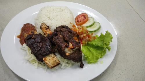 Makanan di atau berdekatan hotel