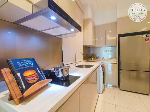 Una cocina o zona de cocina en Paradigm Residence by RR JBcity