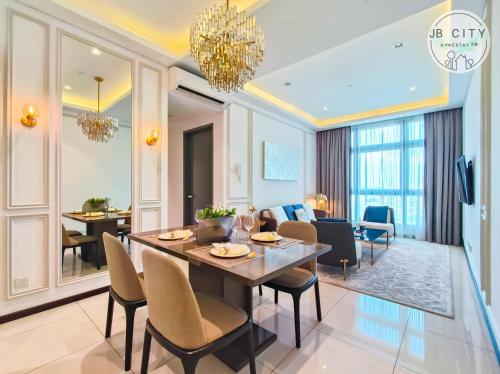 uma sala de jantar e sala de estar com mesa e cadeiras em Paradigm Residence by JBcity Home em Johor Bahru