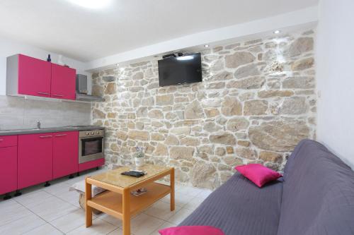 Kuchyňa alebo kuchynka v ubytovaní Apartments by the sea Kastel Stafilic, Kastela - 15110
