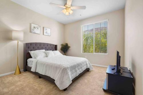 アナハイムにあるCOZY 2BR/2BA ! 5MINtoDisney ! AngelStadium!HondaCenterのベッドと薄型テレビのある寝室