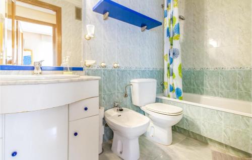 ein Badezimmer mit einem WC, einem Waschbecken und einer Badewanne in der Unterkunft Lovely Apartment In Santa Pola With Kitchenette in Santa Pola