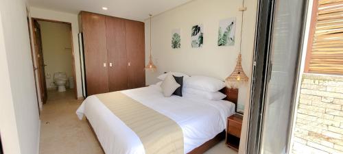 Ein Bett oder Betten in einem Zimmer der Unterkunft The Waves Tulum by BNB Experience