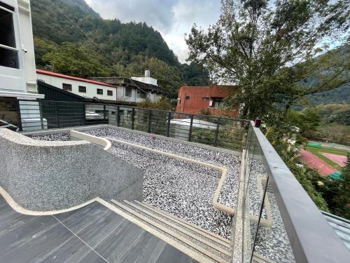 Un balcón de una casa con rocas. en Xiulan SPA, 