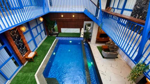 a swimming pool in the middle of a house at Anny Guesthouse by ecommerceloka in Darmasaba