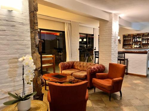 salon z kanapą i krzesłami w obiekcie Zamá Hotel only adults w mieście Punta del Este