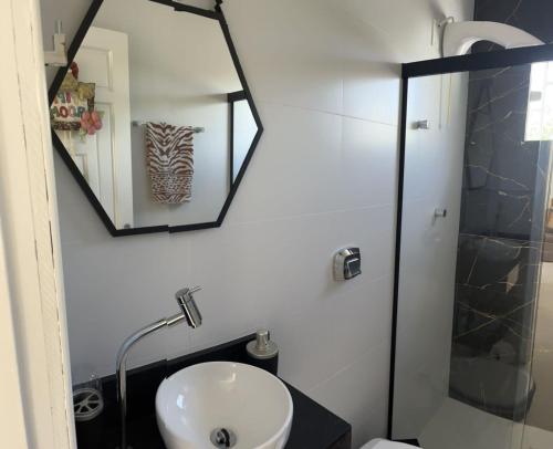 y baño con lavabo y espejo. en Casa da Penha/SC, en Penha