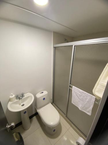 La salle de bains est pourvue de toilettes, d'une douche et d'un lavabo. dans l'établissement Guaduales del cafe isabella, à Montenegro
