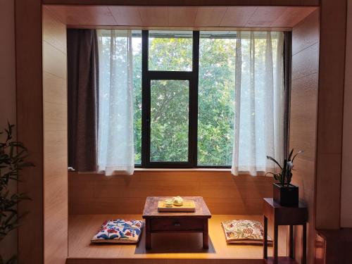 a room with a table and a window at Xi'an Travelling with Hotel South Gate in Xi'an