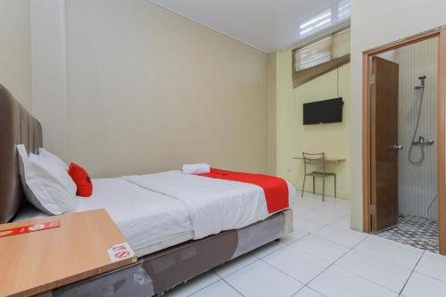 Postel nebo postele na pokoji v ubytování RedDoorz near BG Junction Surabaya