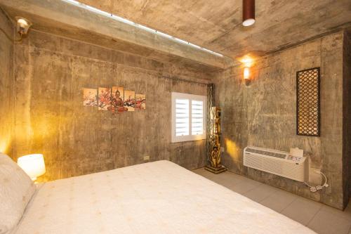 a bedroom with a bed and a window at La Esmeralda PR in San Juan