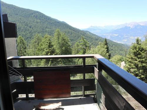 Elle comprend un balcon offrant une vue sur les arbres et les montagnes. dans l'établissement Studio 4 pers en cœur de station, balcon vue montagne - FR-1-322-500, aux Orres