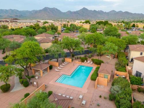 una vista aérea de una piscina en un complejo en Westworld, TPC Golf, Hiking in Your Backyard! en Scottsdale