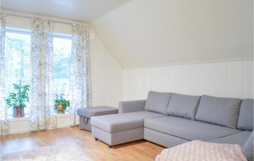 Ruang duduk di Awesome Home In Djurhamn With Kitchen