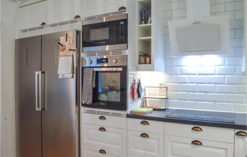 Dapur atau dapur kecil di Awesome Home In Djurhamn With Kitchen