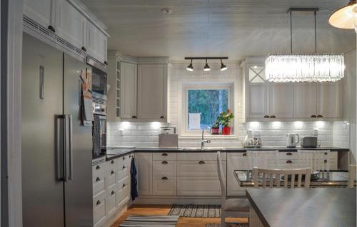 Dapur atau dapur kecil di Awesome Home In Djurhamn With Kitchen