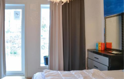 Katil atau katil-katil dalam bilik di Awesome Home In Djurhamn With Kitchen