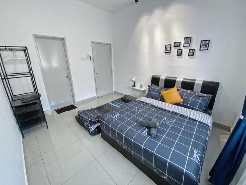 Un dormitorio con una cama azul y una escalera en Desaru Vacation Home KTV-BBQ-Netlfix-Games Near WaterPark, en Kampung Tanjung Agas