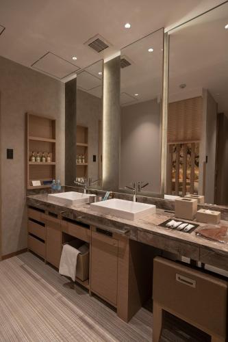 a bathroom with two sinks and a large mirror at HOTELみなと-MINATO- in Tokyo