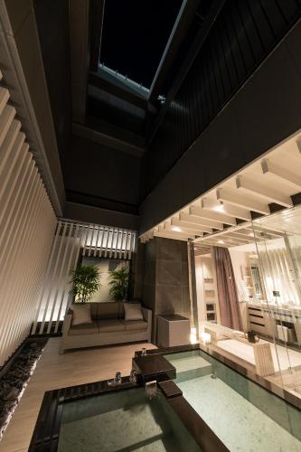 a room with a swimming pool in a building at HOTELみなと-MINATO- in Tokyo