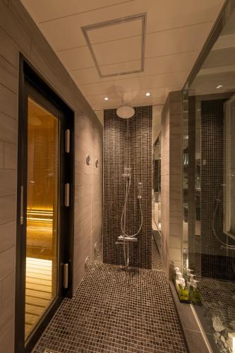 a bathroom with a shower and a walk in shower at HOTELみなと-MINATO- in Tokyo