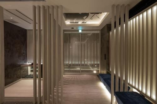 a hallway with wooden columns in a building at HOTELみなと-MINATO- in Tokyo