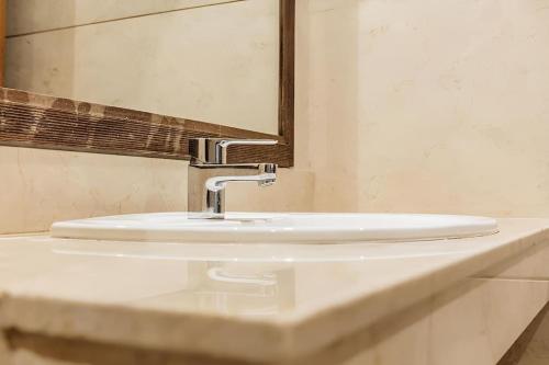 Un baño de STUDIO HAUT STANDING A RACINE near twin center