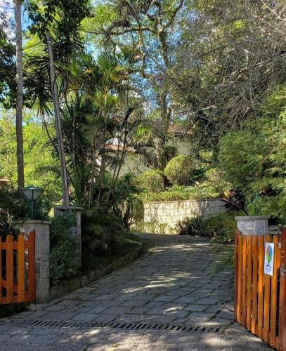 Taman di luar Pousada Pinati