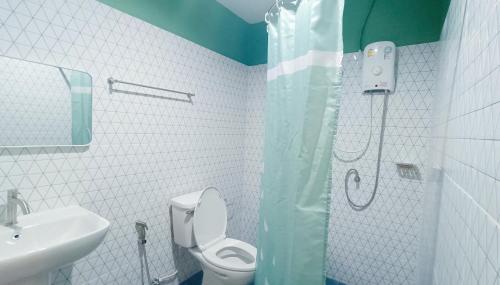 uma casa de banho com um WC, um lavatório e um chuveiro em เลคแค้มป์ รีสอร์ท em Kathun