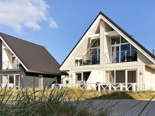 Wendtorfにある6 person holiday home in Wendtorfのバルコニーが備わる大きな白い家です。