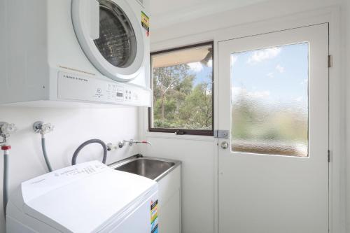 eine kleine Küche mit Spüle und Waschmaschine in der Unterkunft Alencon in Blackheath