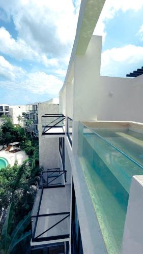 Der Swimmingpool an oder in der Nähe von The Waves Tulum by BNB Experience