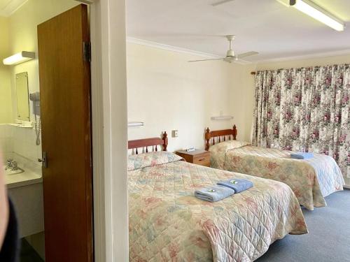 Postel nebo postele na pokoji v ubytování Minnipa Hotel