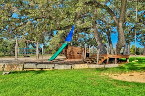 Φωτογραφία από το άλμπουμ του Riverbend Cabin #009 σε Spicewood