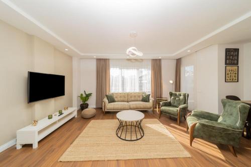 Central Flat with Balcony near Sea in Muratpasa