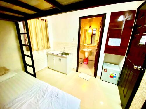 1 dormitorio con 1 cama y baño con lavamanos en New Sunny Hotel, en Ho Chi Minh