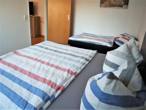 - 2 lits dans une chambre avec un couvre-lit dans l'établissement Ferienwohnung am Clara Park, à Leipzig