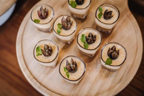 een groepje kleine dessertschaaltjes op een bord bij Rocks Beach Boutique in Phu Quoc